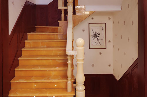 礼纪镇中式别墅室内汉白玉石楼梯的定制安装装饰效果